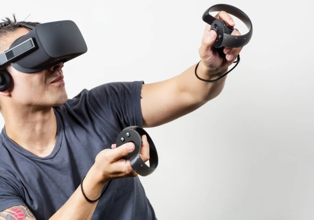 Gafas y controles de realidad virtual modelo Oculus Rift. Fuente: Oculus